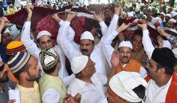 chadar presented at Ajmer Dargah on behalf of Vasundhara Raje