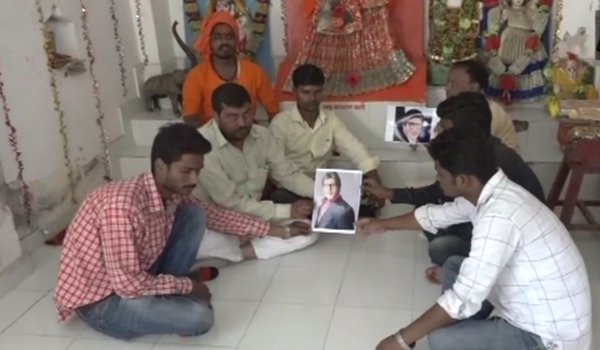 Allahabad: Fans of Amitabh Bachchan perform prayers for his good health