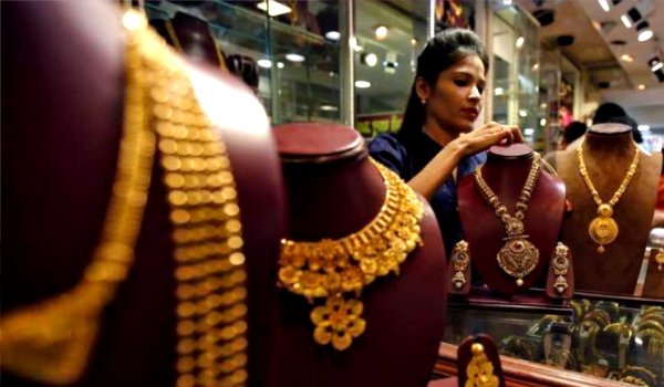 Gold falls Rs 220 and silver Rs 400 on weak global cues, low demand