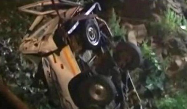 three killed eight injured as jeep falls into gorge in Nainital