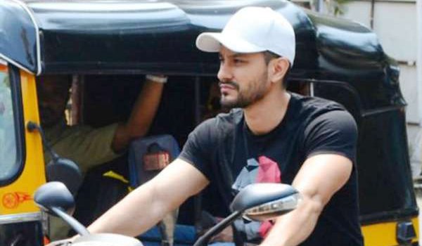 Kunal Kemmu apologises for riding a bike without the helmet