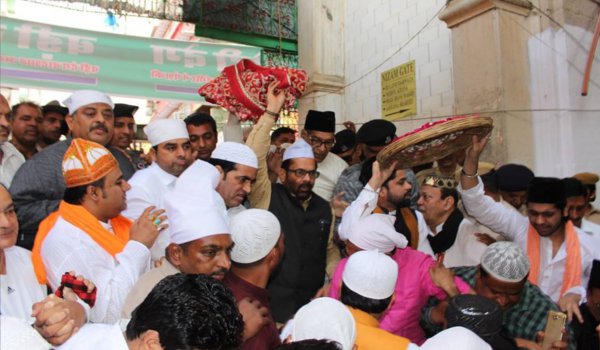 Mukhtar Abbas Naqvi offered chadar on behalf of PM Modi at Ajmer Dargah