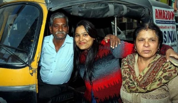 Auto driver's daughter Poonam Todi PCS-judicial topper