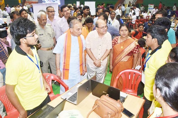 students briefs PM about their project