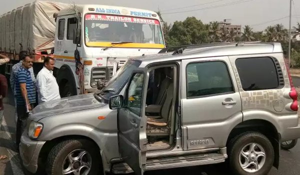 VHP chief Pravin Togadia escapes unhurt after truck hits his car in Surat