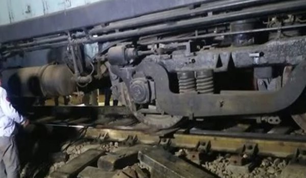 Goods train engine derails in Pratapgarh