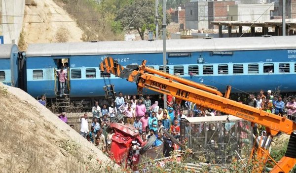 5 killed, 50 injured as Tractor trolley falls from railway overbridge in lucknow