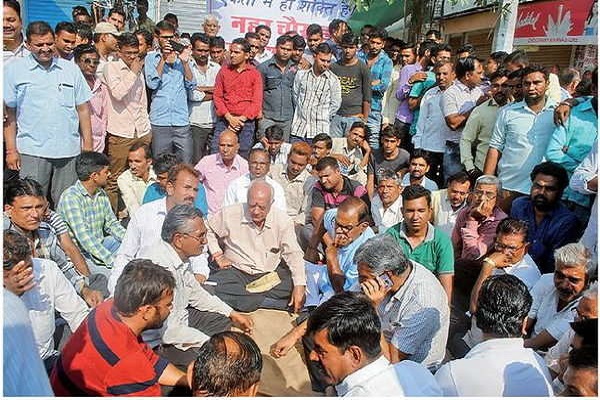vyaapaariyon ne kiya alwar band