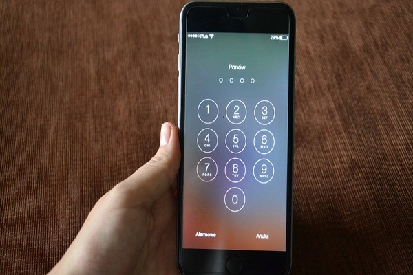 लॉक हुआ मां का iPhone बच्चे की एक गलती से 47 सालों के लिए