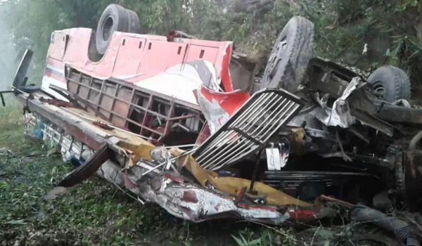 Bangladesh : 8 killed, 23 injured as bus plunges into ditch