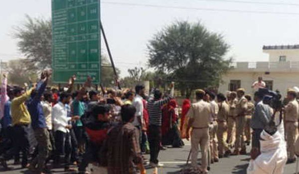 Jaipur Police lathicharge on villagers who protest against toll plaza