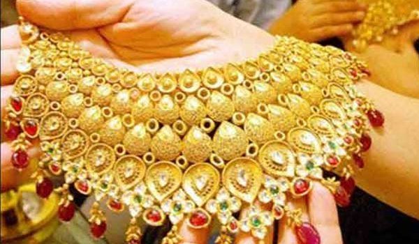 Gold price plunges by Rs 625, silver up to Rs 800