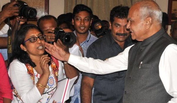 Tamil Nadu governor apologises for patting woman journalist's cheek