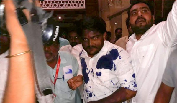 madhya pradesh : ink attack on hardik patel by gurjar youth in Ujjain, youth detained by police