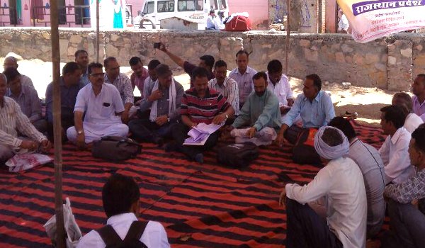 Teachers on dharna at outside of assembly in jaipur