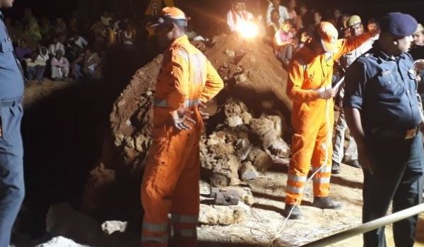 Mirzapur : 2 year old girl trapped in Borewell, dies