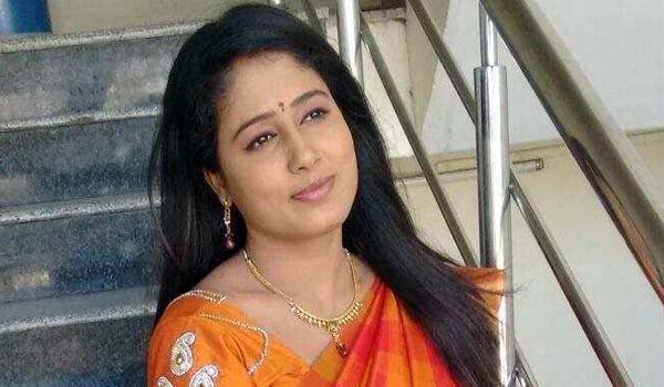 TV anchor jumped off 5th from 5th floor apartment in Telangana