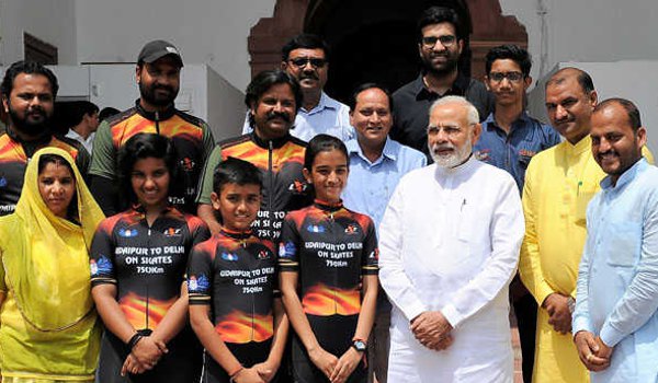 PM Modi meets Chittorgarh and Udaipur Skating Club team members