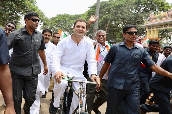पेट्राेल अाैर डीजल की बढ़ती कीमतों पर राहुल गांधी ने साइकिल पर राेड़ शाे किया