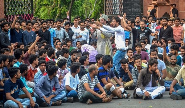 AMU students refuse to remove Jinnah's picture, internet services suspended