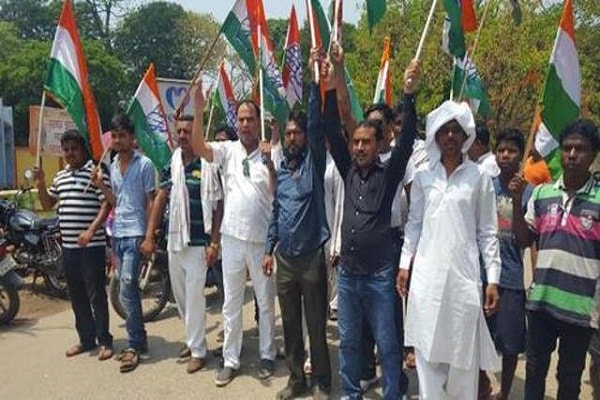 पानी बिजली की आपूर्ति की मांग को लेकर कांग्रेस का प्रदर्शन किया