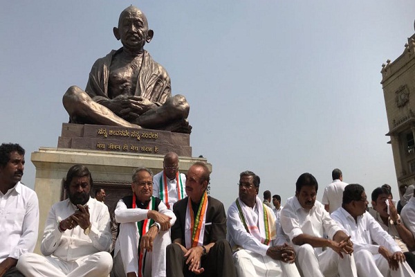 कर्नाटक में कोंग्रस और जनता दल के विधायकों का विरोध प्रदर्शन