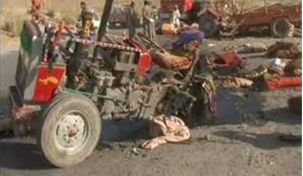 loading vehicle rams 4 after tyre burst in Narsinghpur,