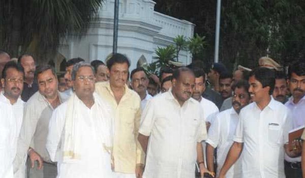 JDS-Congress delegation meets Karnataka Governor, stakes claim to form government