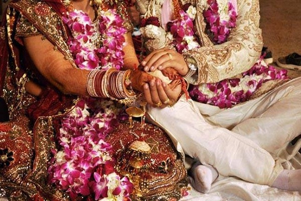 महिला आयोग ने परिजनों के उत्पीड़न से पीडित युवती की प्रेमी से शादी