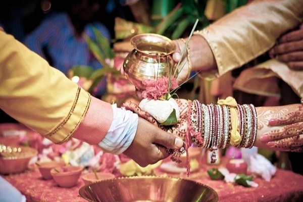 बेटी की शादी के दिन अचानक पिता की मौत,गांव वालो निभाया फर्ज