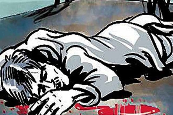 भदोही में दुर्घटना में हुई मृत्यु को हत्या का आरोप लगाते हुए परिजनों ने रास्ता जाम किया