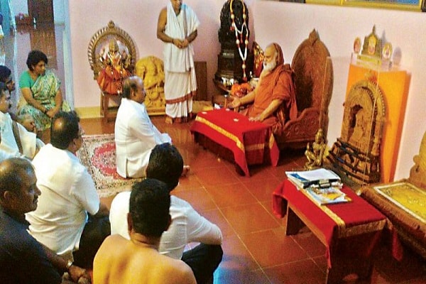मतदान करने से पहले कुछ नेताओं ने मठों और गौमाता की पूजा कर आशीर्वाद लिया