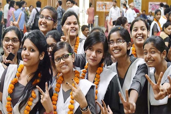 गुजरात मेट्रीक परीक्षाओ का परिणाम घोषित, छात्राओं ने फिर बाज़ी मारी