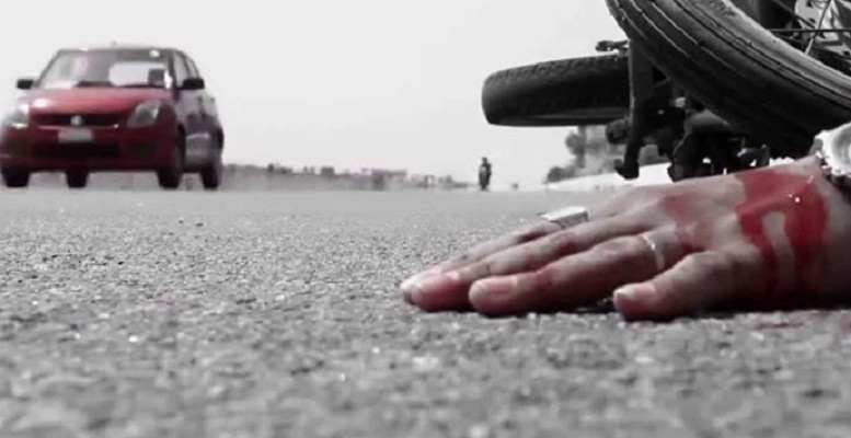 सड़क दुर्घटना में एक युवक की मौत हो गयी तथा दो अन्य घायल