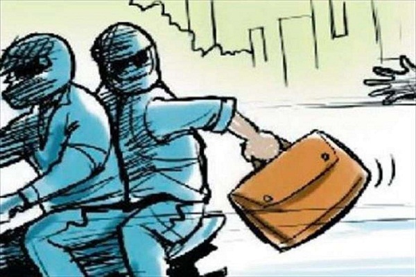 चुरू में बदमाशों ने एक युवक की आखों में मिर्ची डालकर 16 लाख रूपये लुटे