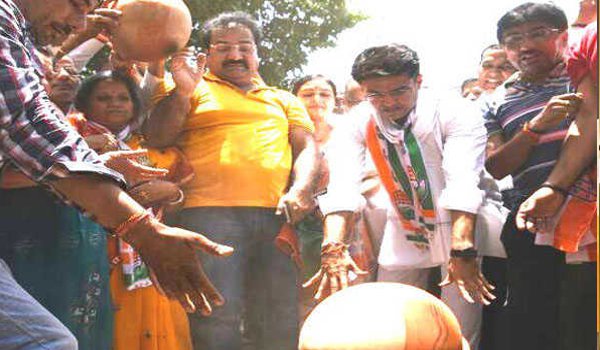 Congress holds matka phod protest in Jaipur