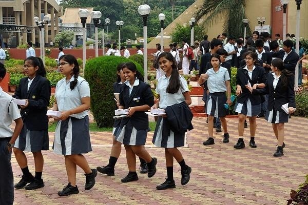 निजी स्कूलों पर फीस नियंत्रण के लिए सरकार जल्द ही कानून बनाएगी