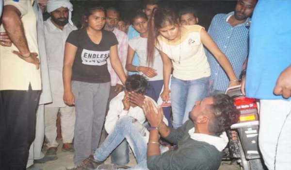 sirsa girls caught Purse snatcher and beaten up