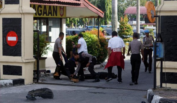 Sword-wielding men attack Riau police headquarters in Indonesia