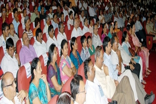 स्कूल बच्चो के सहयोग से 11घंटे में 37, 378 लोगो को यातायात नियमों की शपथ