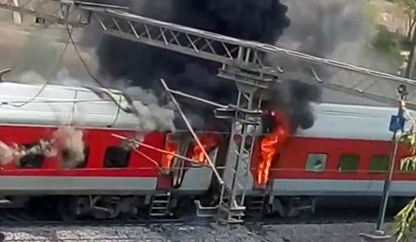 two Coaches Of Andhra Pradesh Super Fast Express Catches Fire Near gwalior