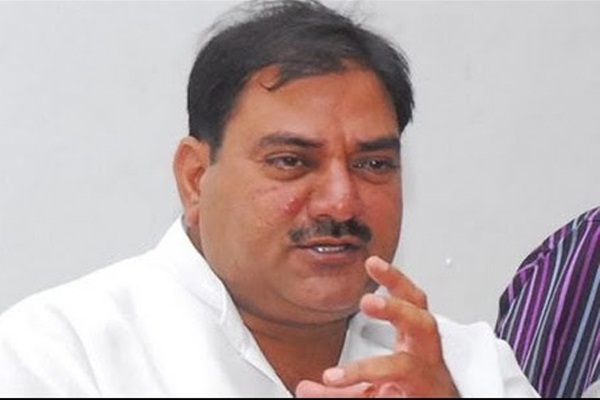 हुड्डा की गलत नीति के कारण ही राज्य के हजारों कर्मचारियों पर नौकरी पर तलवार लटकी: चौटाला