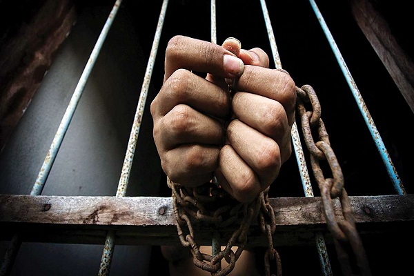 करोडो रूपये की ठगी करने वाले दम्पति गिरफ्तार