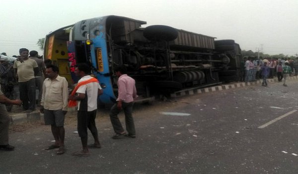Mainpuri bus accident : 16 dead body identities out of 17 dead