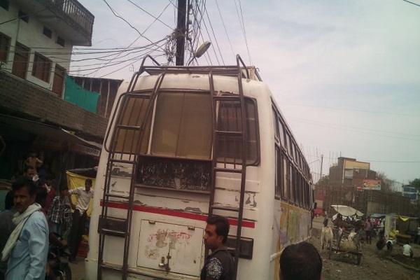 करौली में मिनी बस में करंट लगने उसमें सवार 16 लोग झुलसे