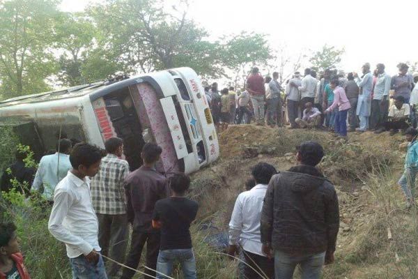 सवाई माधोपुर में यात्रियों से भरी बस के पलटने से 20 यात्री घायल हुये