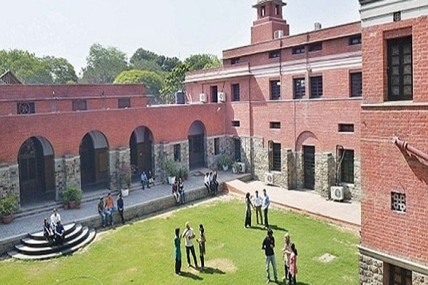दिल्ली विश्वविद्यालय के कुलपति दफ्तर में केजरीवाल स्टाइल में धरना
