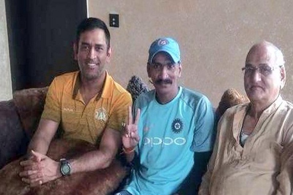धोनी ने क्रिकेट के सबसे बड़े फेन सुधीर कुमार की मेहमान नवाज़ी की