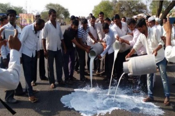 किसानों के गांव बंद आंदोलन जारी रहा, हालात बिगड़े