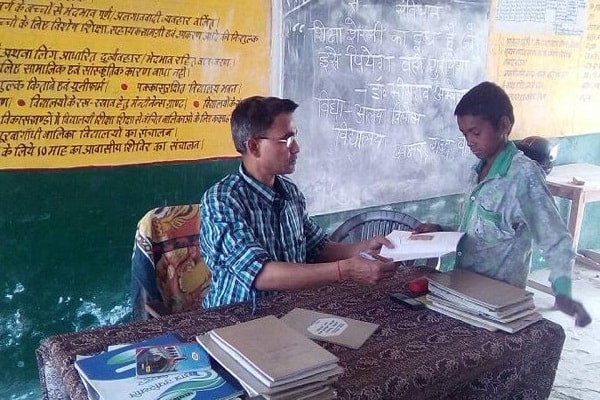 सरकारी स्कूलों में नि:शुल्क पाठ्य पुस्तक के व्यवस्थित वितरण के आदेश